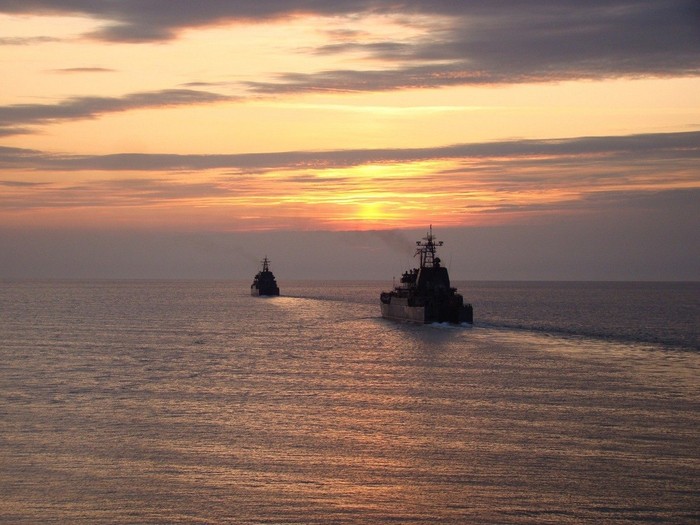 Hai chiến hạm của Hải quân Nga hướng ra biển